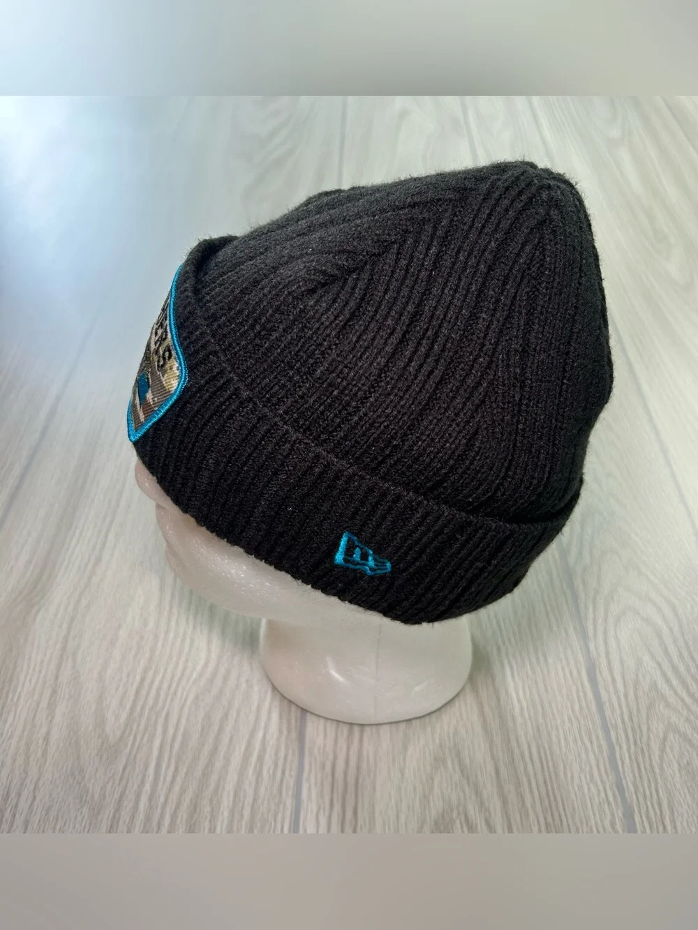 New Era Carolina Panthers 2021 Salute to Service Cuffed Knit Beanie Hat Black OS
